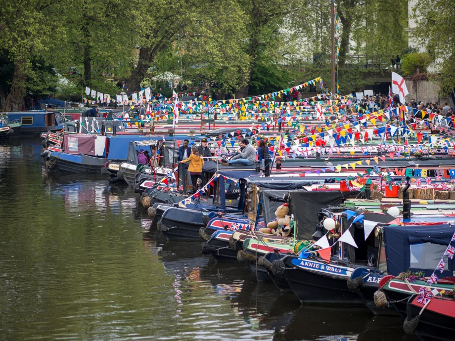 Stationary cavalcade