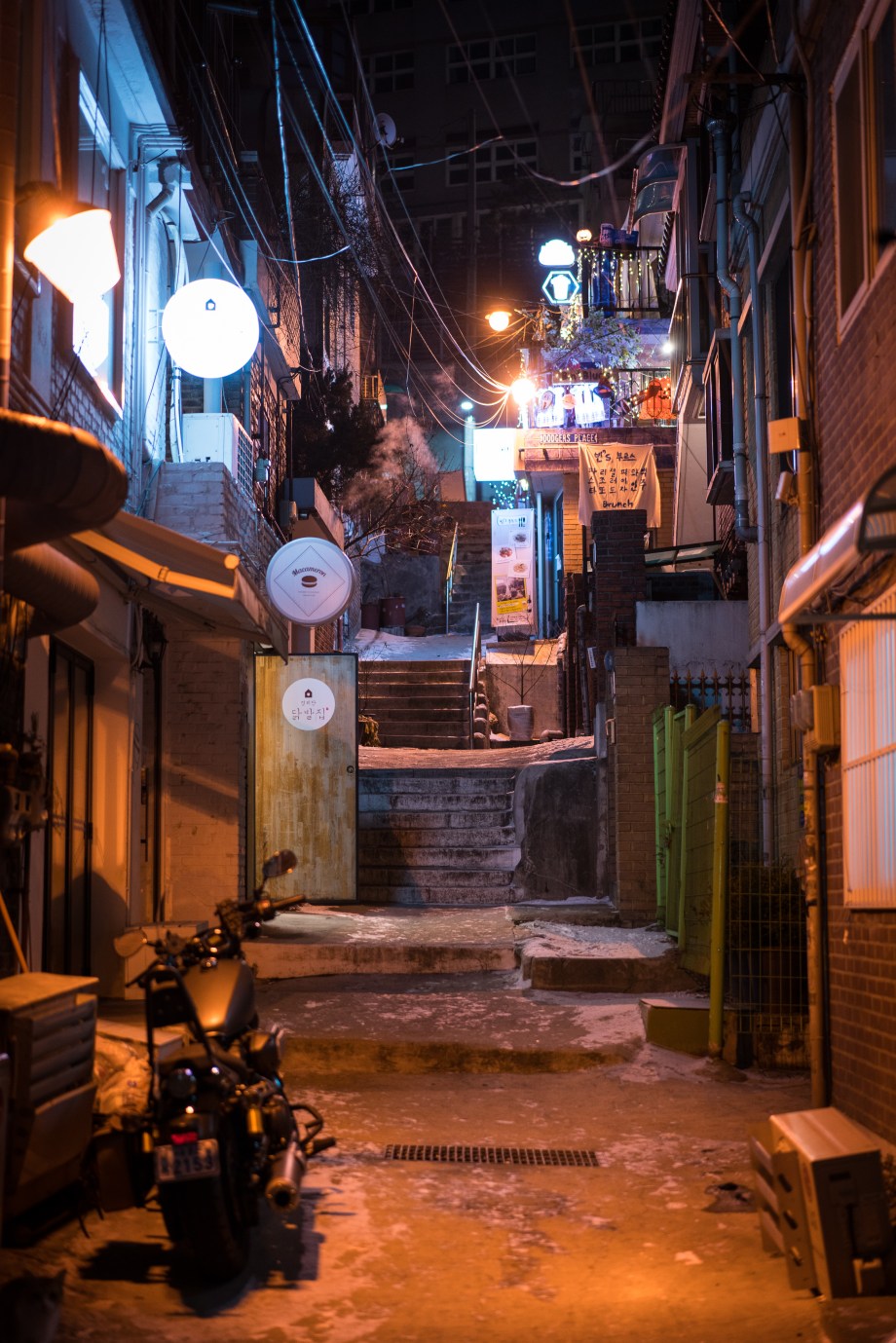 itaewon at night